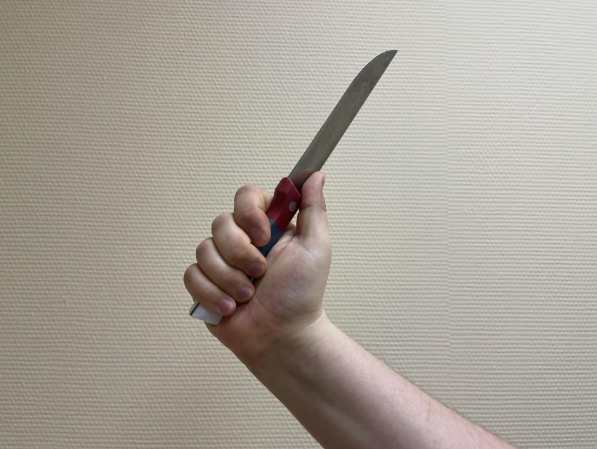 Мужчина порезал себя ножом в воронежском торговом центре