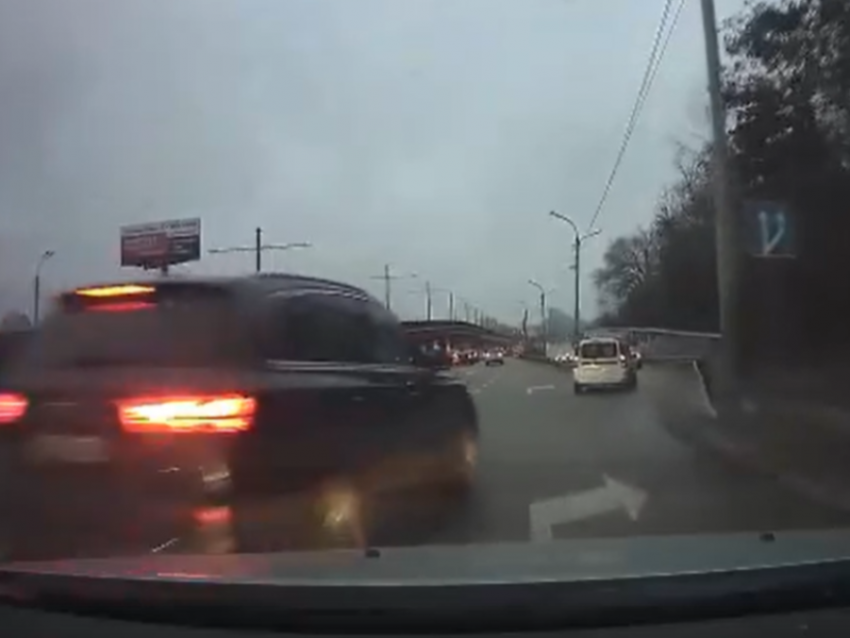 Автомобилистка чудом избежала столкновения с Audi на съезде у воронежского моста 