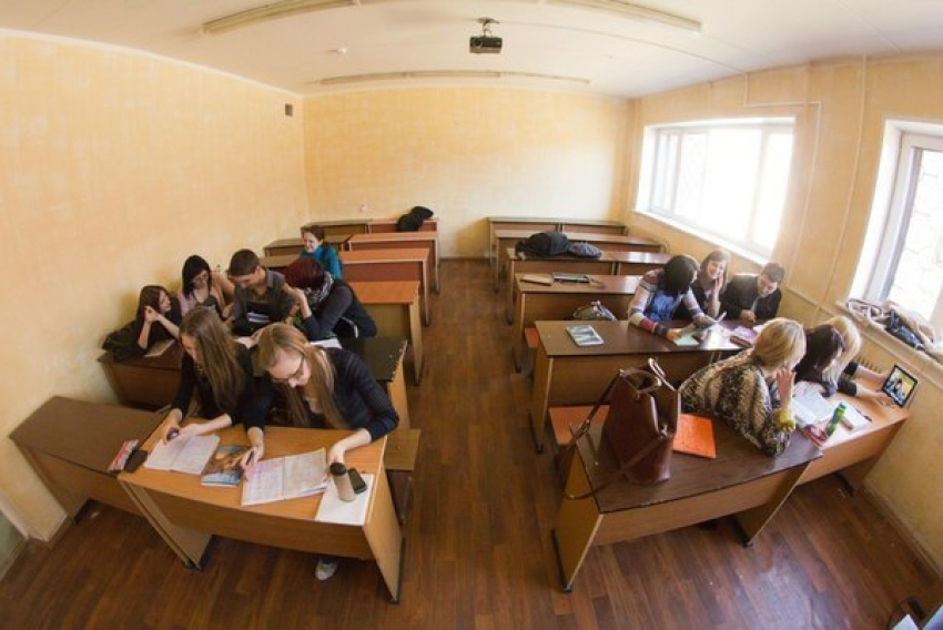 Доцента ВГАУ поймали на получении взятки от 26 студентов в Воронеже