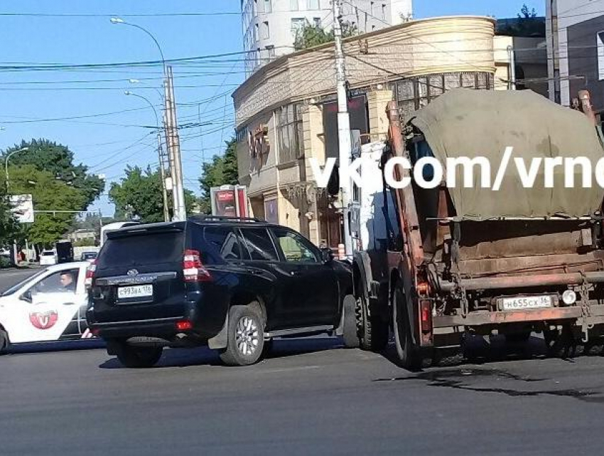 Последствия мусорного ДТП сняли в Воронеже на видео