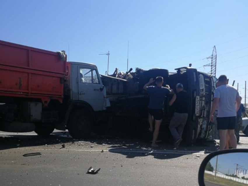 Последствия массового ДТП с перевернутой фурой попали на видео в Воронеже