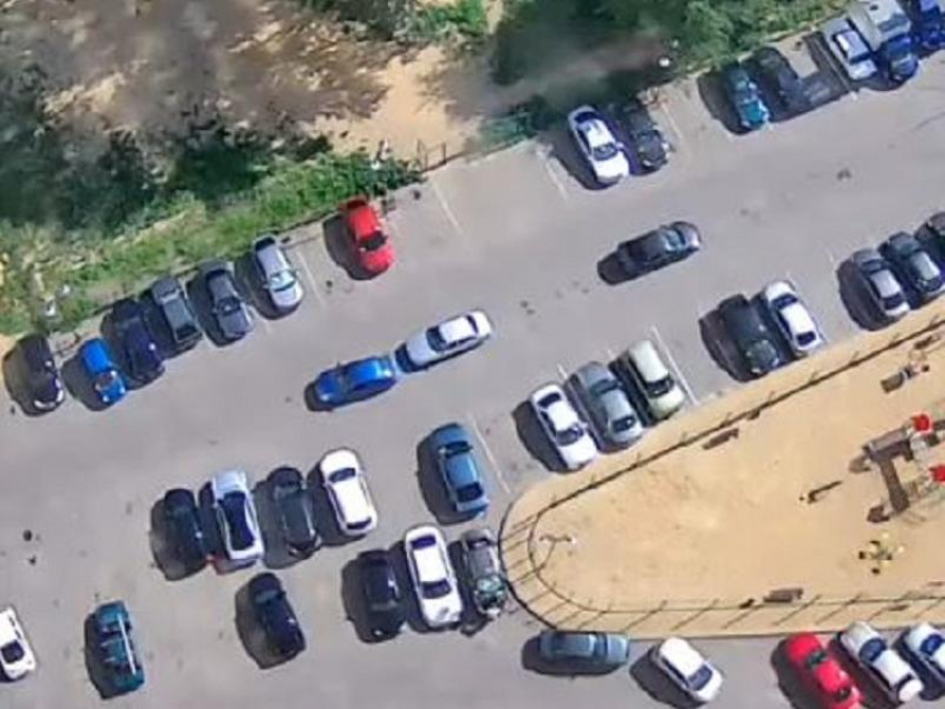 Почему опасно парковаться в крупном воронежском ЖК, наглядно показали на видео