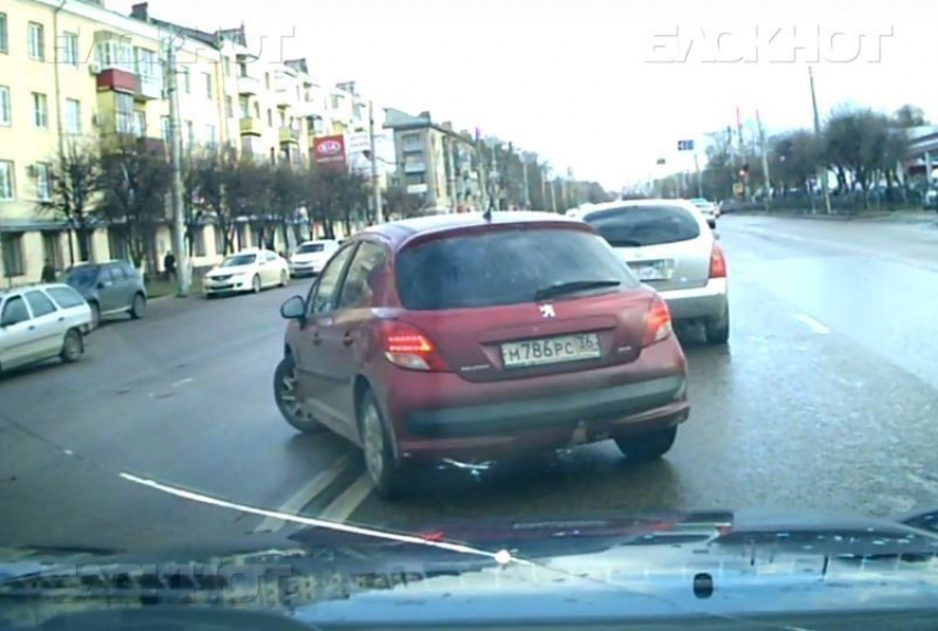 После публикации «Блокнот Воронеж» водителя, который пересек две сплошные, оштрафовали
