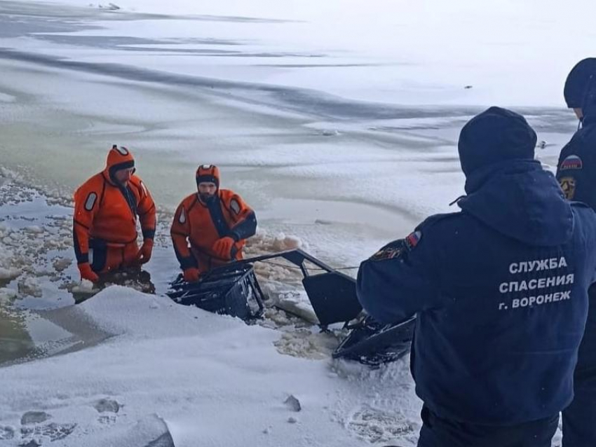 Мужчина на снегоходе провалился под лёд в Воронеже