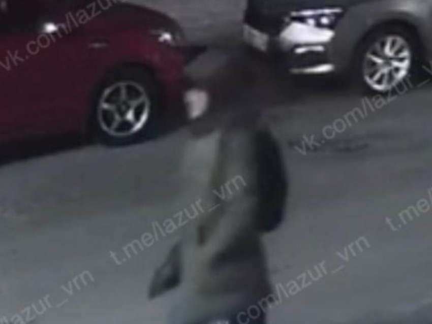 Ночной вскрыватель авто попал на видео в Воронеже