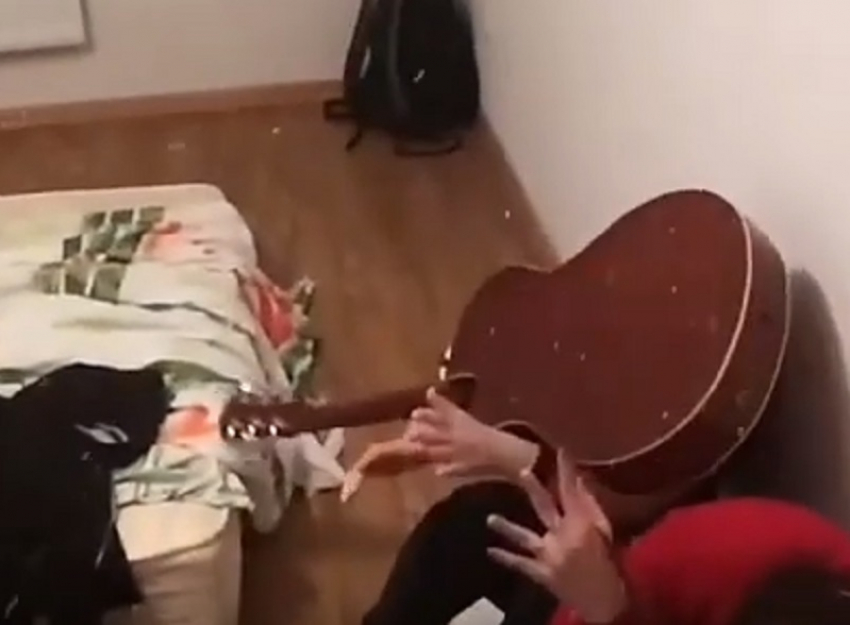 Бросок гитары в лицо девушки сняли на видео в Воронеже
