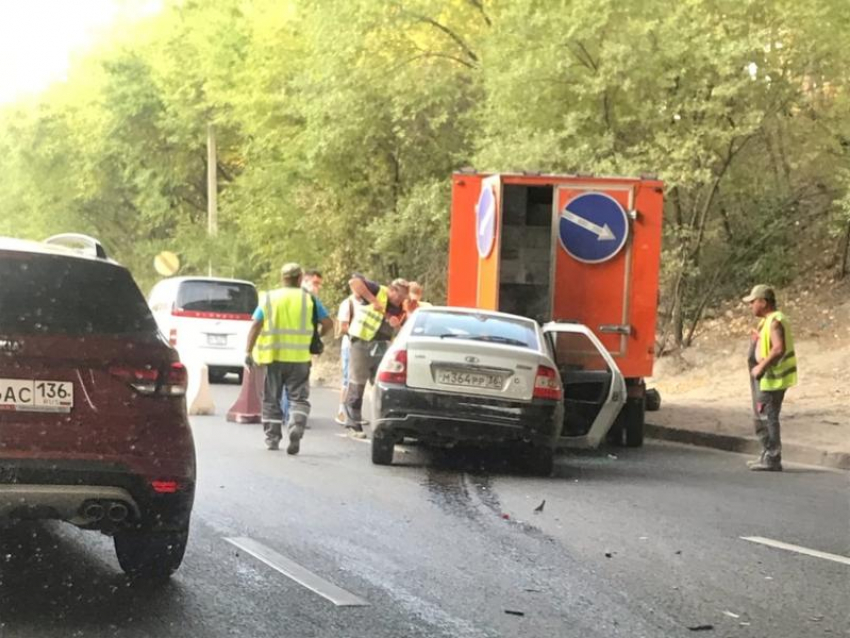 Lada Priora влетела в грузовик дорожников в Воронеже 