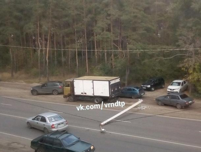 Оплошность «неопытного» грузовика со столбом сняли в Воронеж