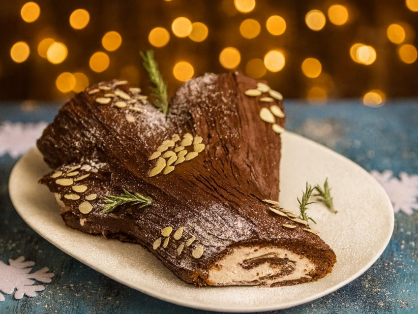 Что приготовить к Новому году: «Рождественское полено» с малиной и маскарпоне
