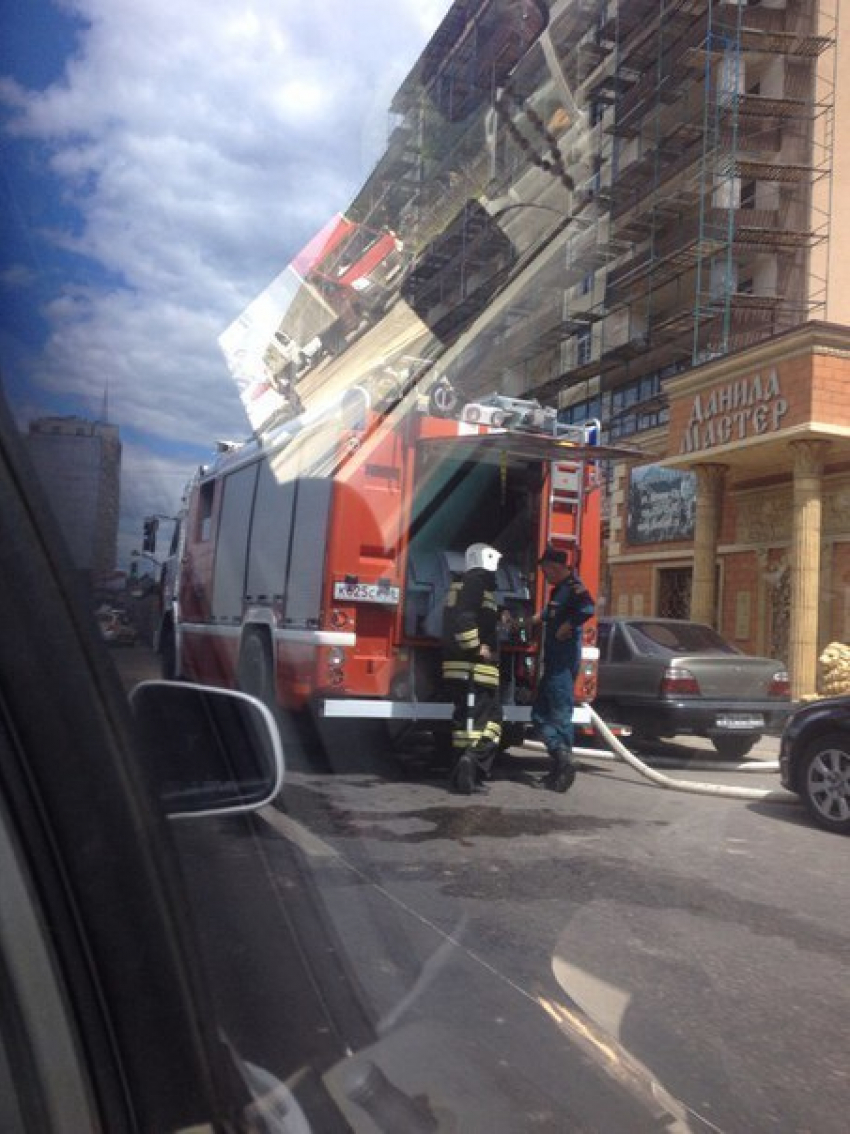 41 спасателю потребовалось 2 часа, чтобы потушить крупный пожар в центре Воронежа