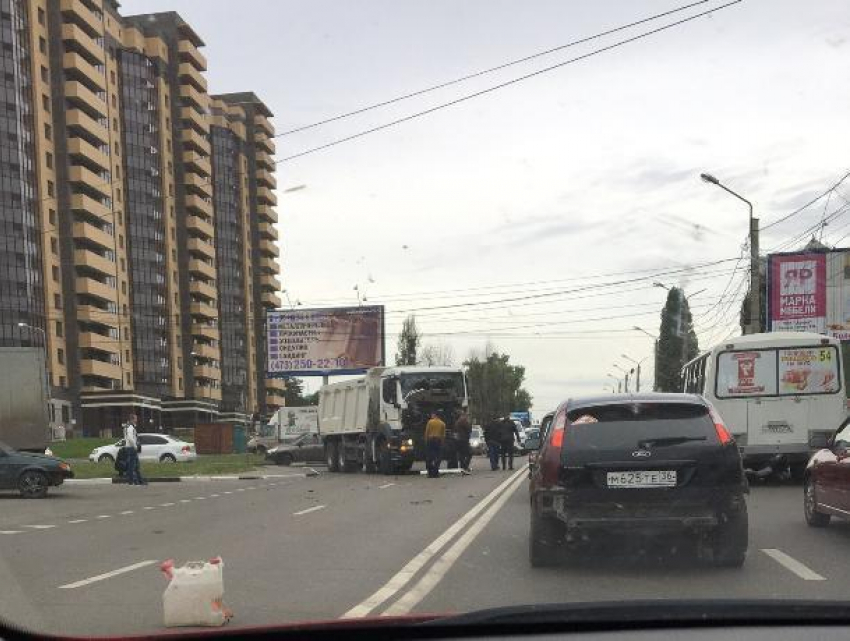 Адскую пробку на Крестах в Воронеже вызвало жесткое ДТП