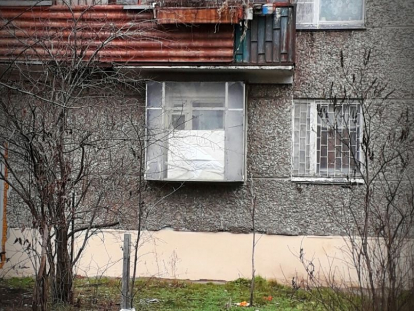 На первом этаже воронежской многоэтажки соорудили балкон-аквариум