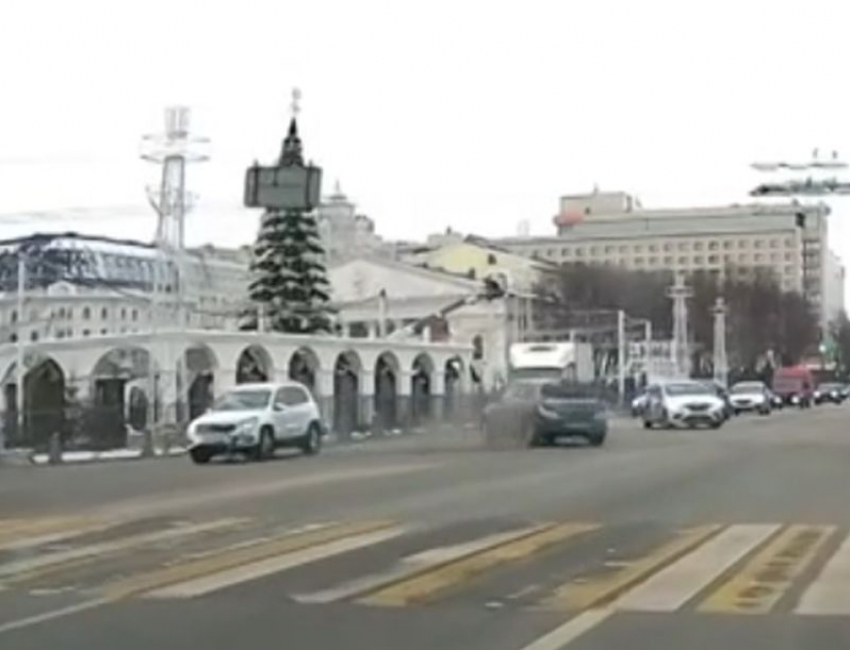 Лихая авария с двумя иномарками попала на видео в центре Воронежа