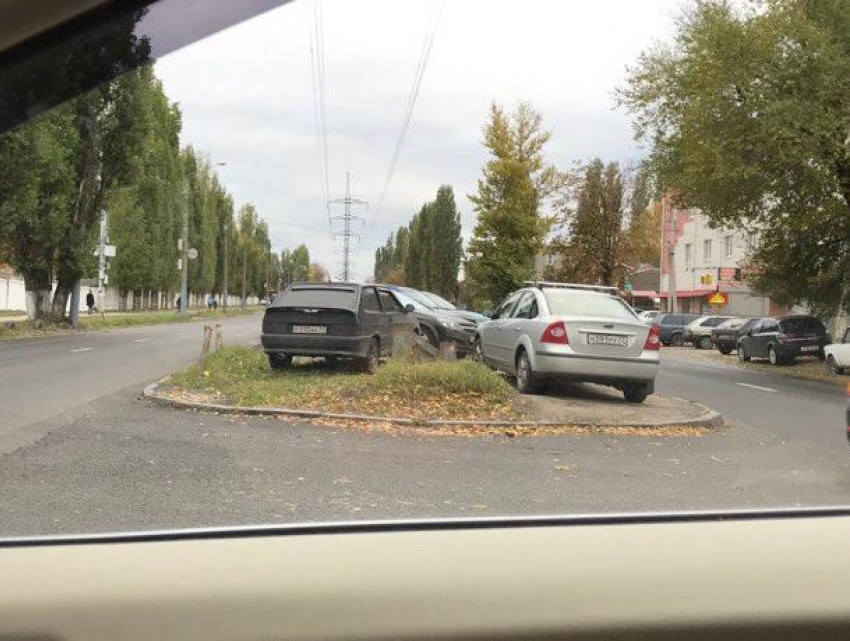 Из-за хамской парковки на газоне воронежцы устроили жаркий спор