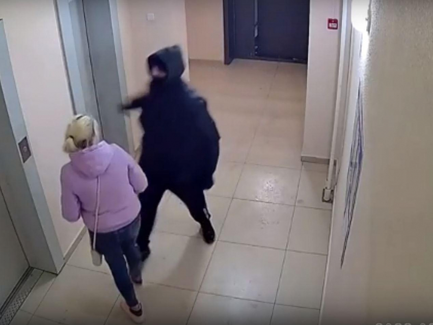 Опубликовано видео жестокого избиения и ограбления девушки в Воронеже