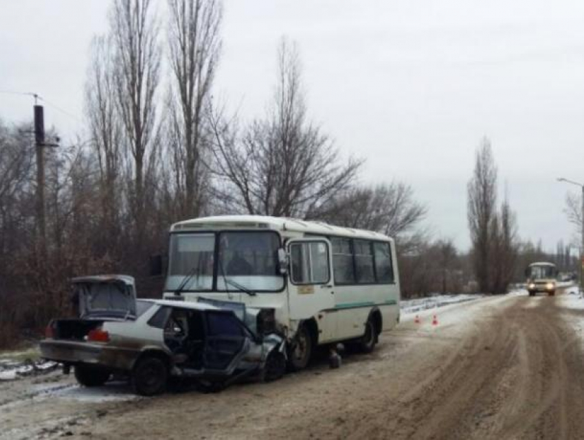В Воронеже опубликованы жуткие фото, как маршрутный ПАЗ раздавил ВАЗ