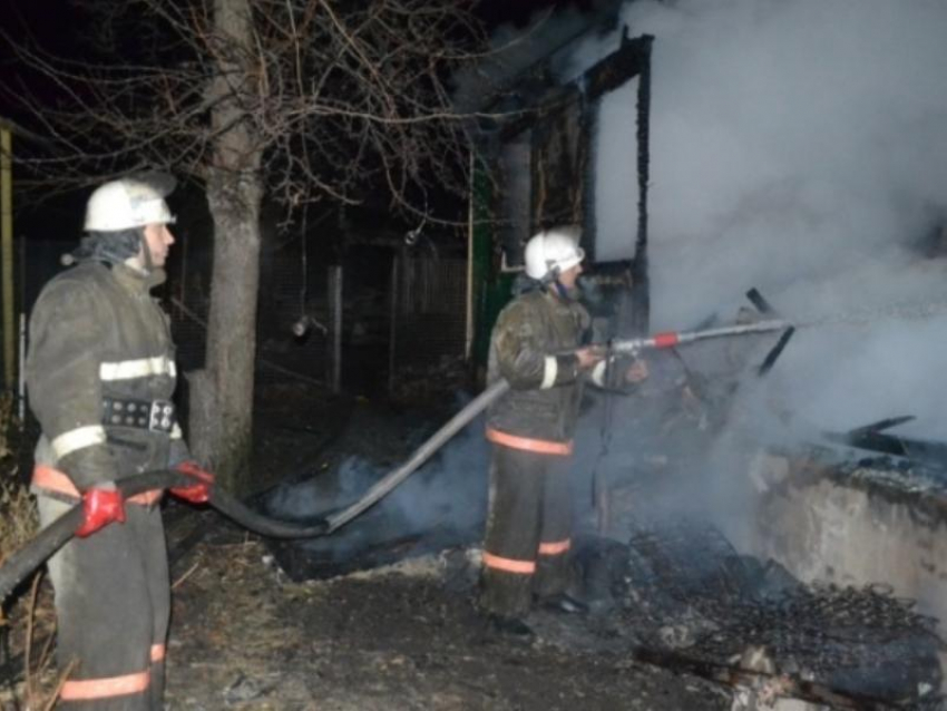 Кровля жилого дома обрушилась во время пожара в Воронежской области