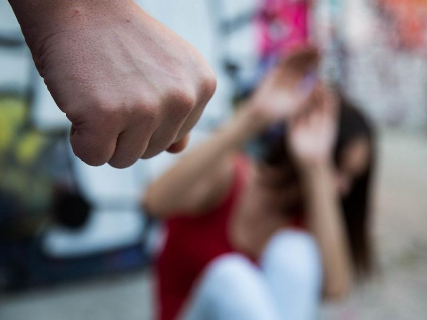 Воронежец избил беременную жительницу Панинского района и снял это на видео при её детях