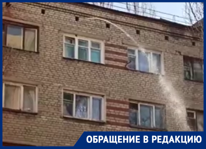Огромный фонтан забил под крышей пятиэтажки и попал на видео в Воронеже 