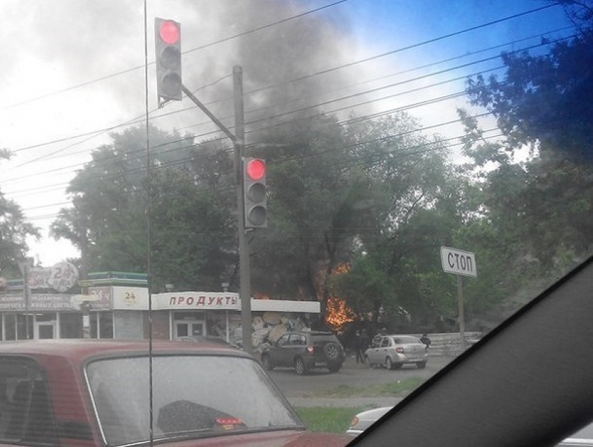 Пожар на территории в 100 м² в Воронеже попал на видео  