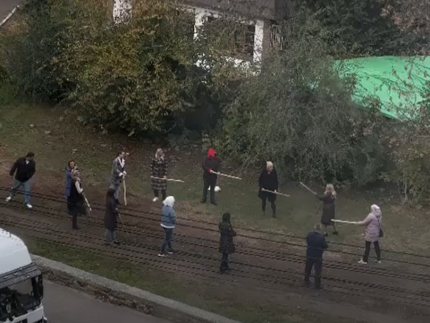 Странный коллективный обряд с шестами попал на видео в Воронеже 
