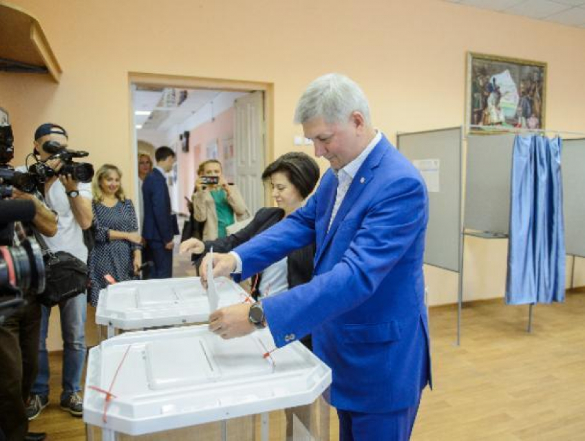 Влюбленные в Гусева: 65 избиркомов Воронежской области дали губернатору свыше 95 процентов голосов