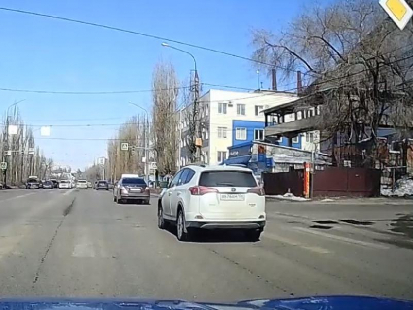 Массовому проезду водителей на красный свет нашли объяснение в Воронеже
