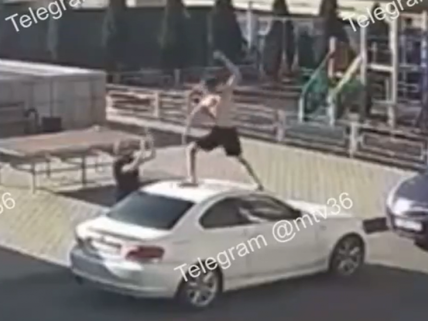 Прыгал по машинам и бил ногами: полуголый «Тарзан» устроил разнос во дворе воронежского ЖК