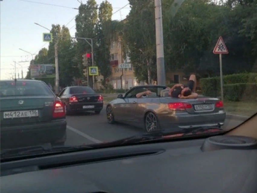 Элитное место для загара в самоизоляцию сняли на дороге в Воронеже 