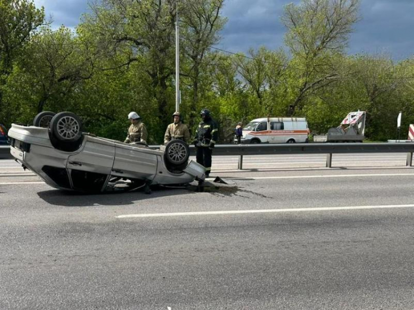 Легковушка перевернулась на крышу в ДТП с двумя грузовиками под Воронежем