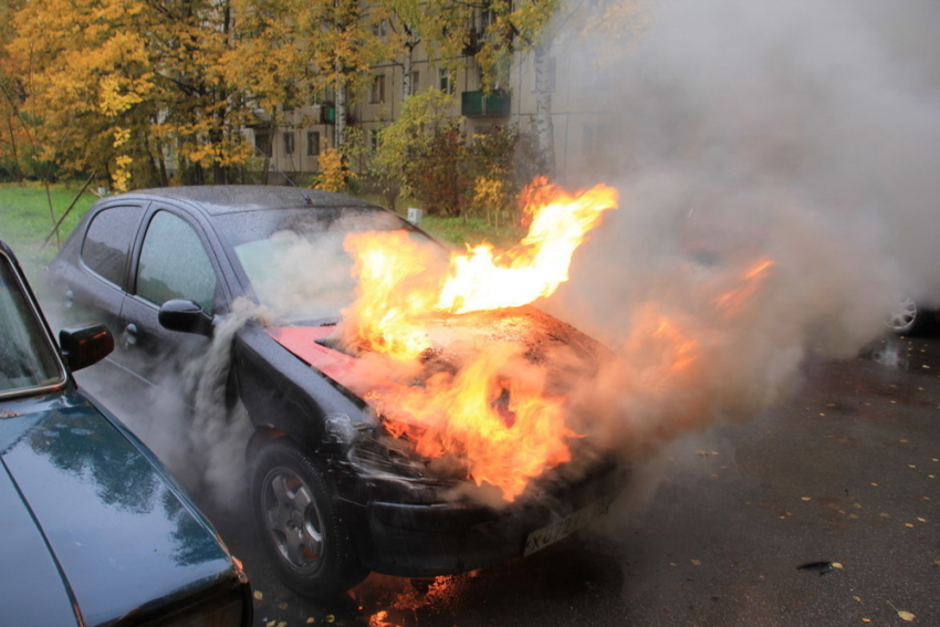 Воронежские полицейские помогли автоледи потушить машину 