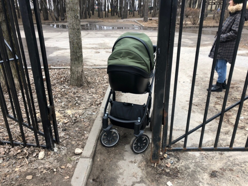Воронежцам с колясками заблокировали вход в парк с помощью забора 