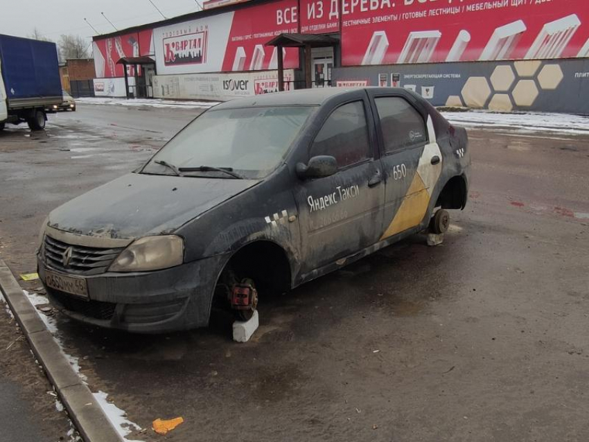 Машину «Яндекс.Такси» разули в Воронеже