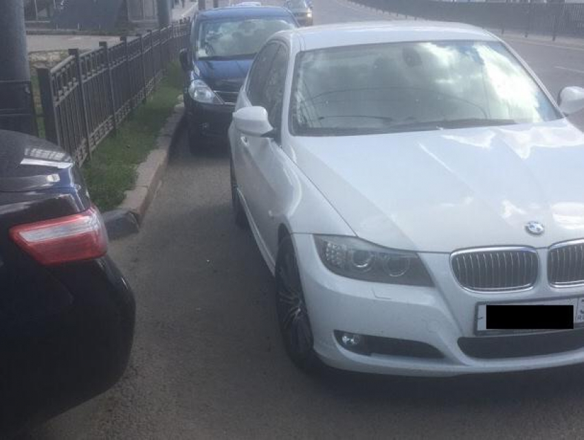 Девушка оказалась в заложниках из-за царской парковки BMW в Воронеже