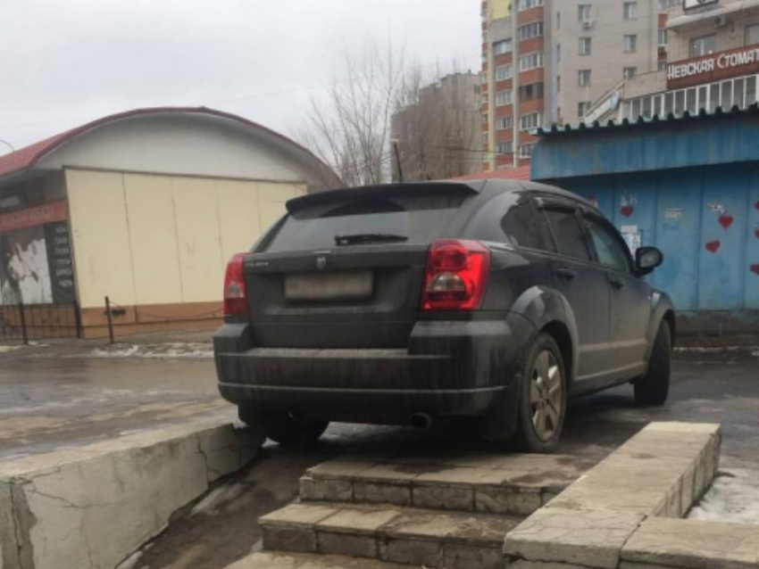 Полиция поймала Dodge, показавший циничную парковку в Воронеже