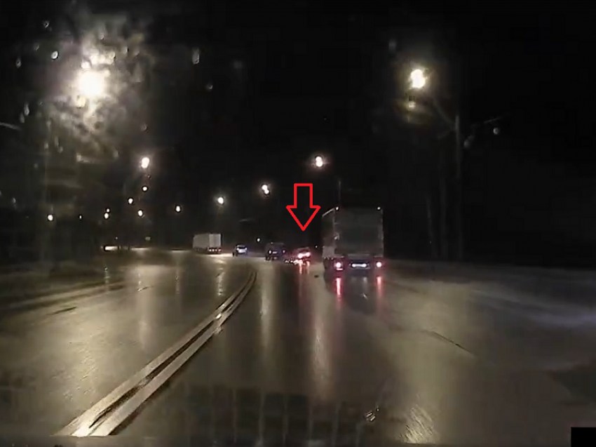 Искрящий проезд на оси после вылета колеса сняли на видео в Воронеже 