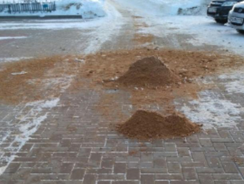 Воронежцев рассмешили «песочницы» на тротуарах 