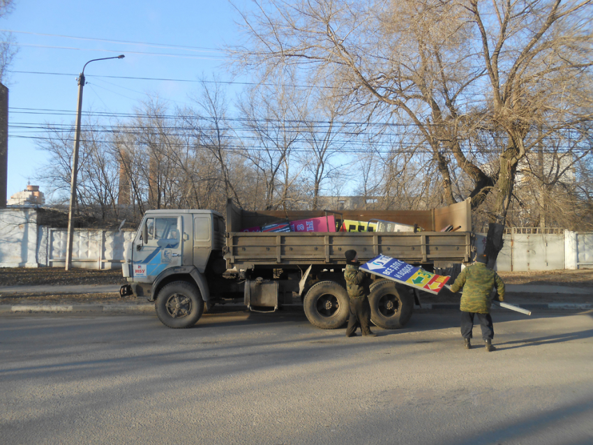 В Юго-Западном микрорайоне власти Воронежа убрали незаконные рекламные конструкции