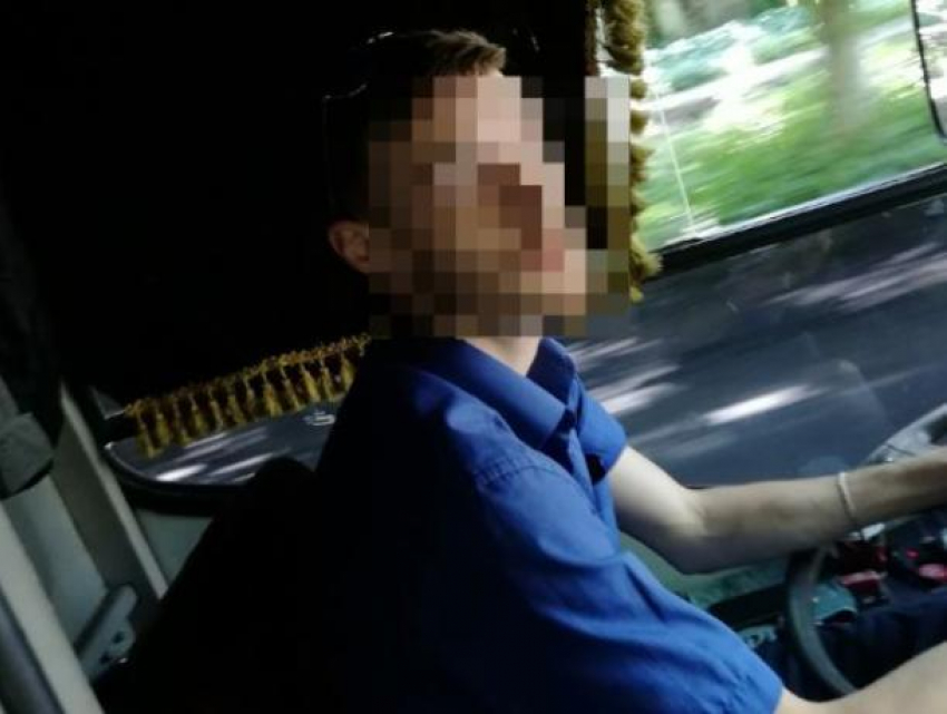 Воронежец застал водителя автобуса за запрещенным занятием