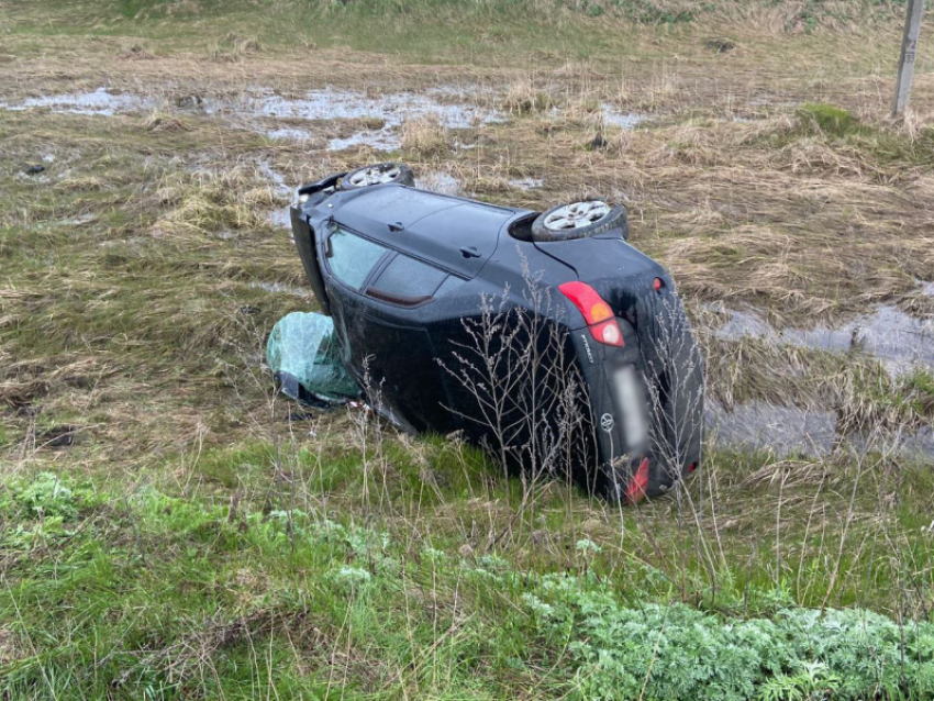 18-летний водитель умер в больнице после кувырка Toyota в Воронежской области 