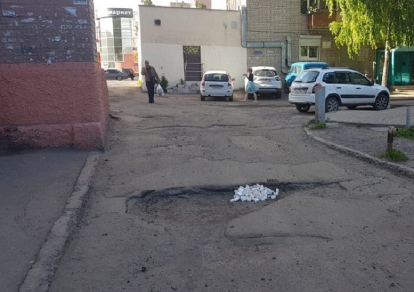 Челюстями отремонтировали дорогу в Воронеже 