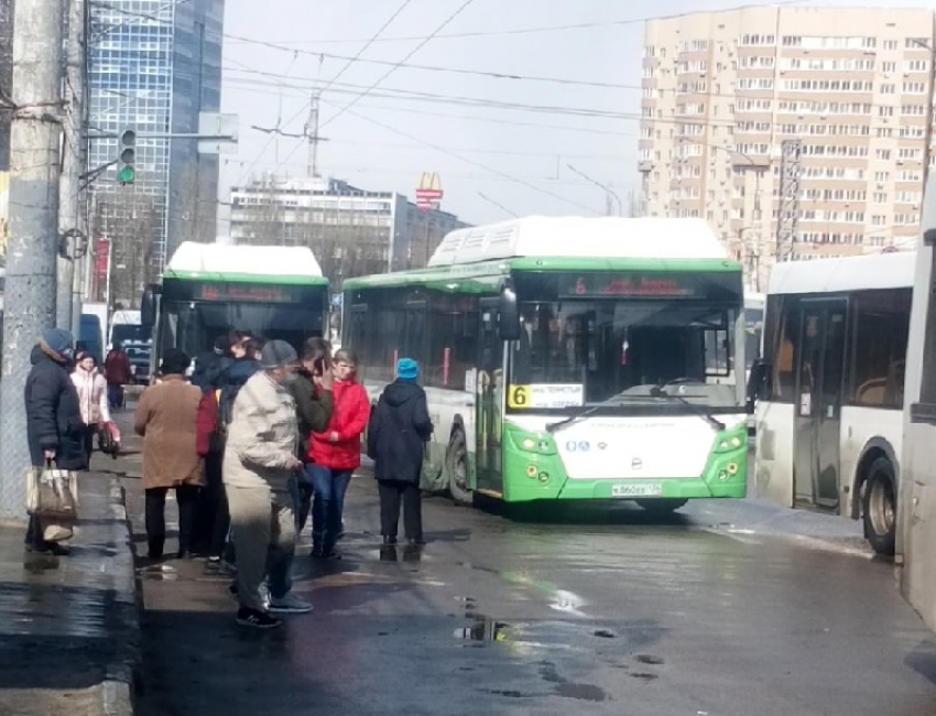 Четыре больших автобуса столкнулись у остановки в Воронеже 
