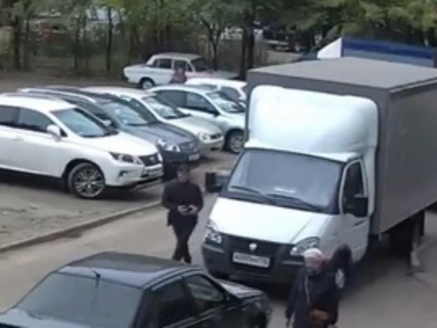 Мужчина беспечно умыкнул барсетку из грузовика и попал на видео в Воронеже 