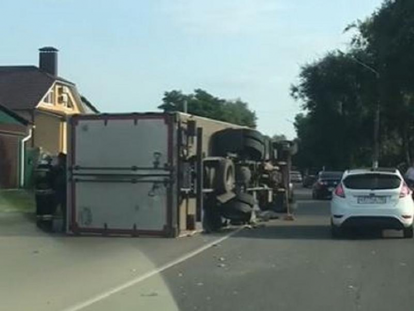 Фура перевернулась после столкновения с LADA в Воронеже - опубликовано видео