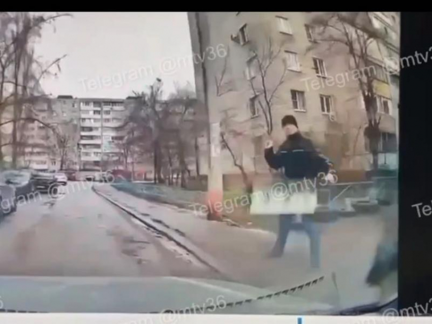Камень в проезжающую машину швырнул прохожий в Воронеже