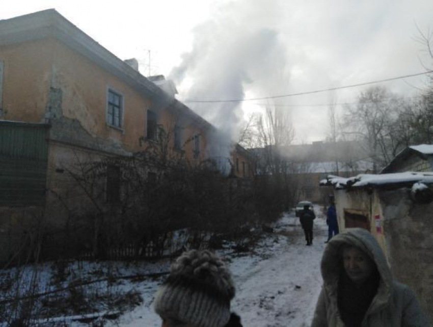 Пожар в 70-летнем доме показали на видео в Воронеже 