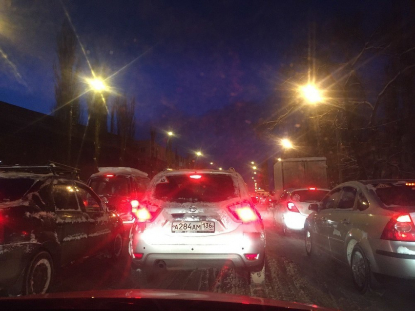 Адские пробки парализовали Воронеж из-за снегопада 