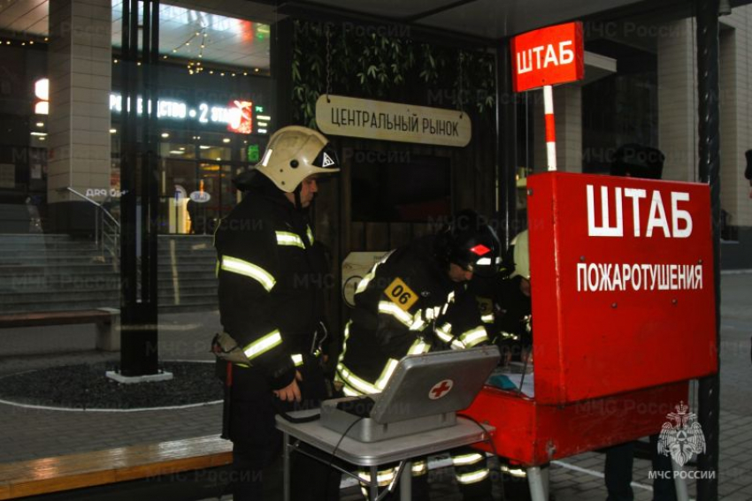 Тушение горящей парковки отработали спасатели в торговом центре Воронежа