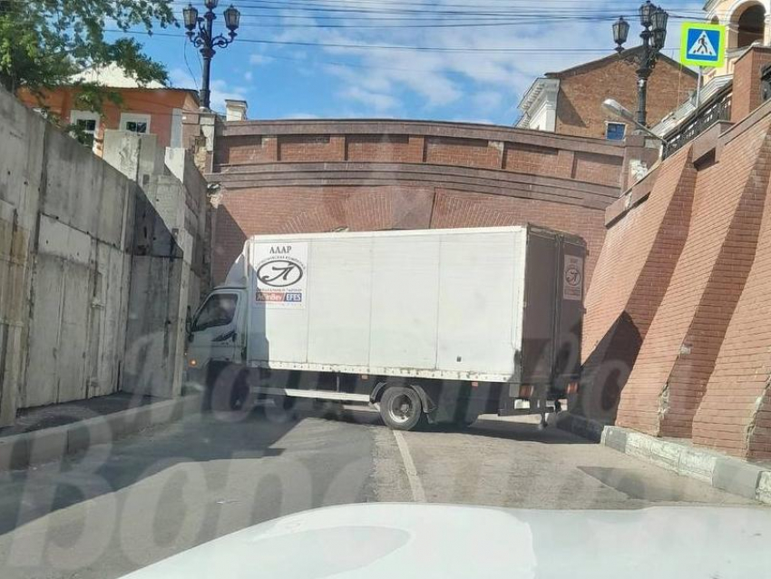 Очередной грузовик застрял под Каменным мостом в Воронеже