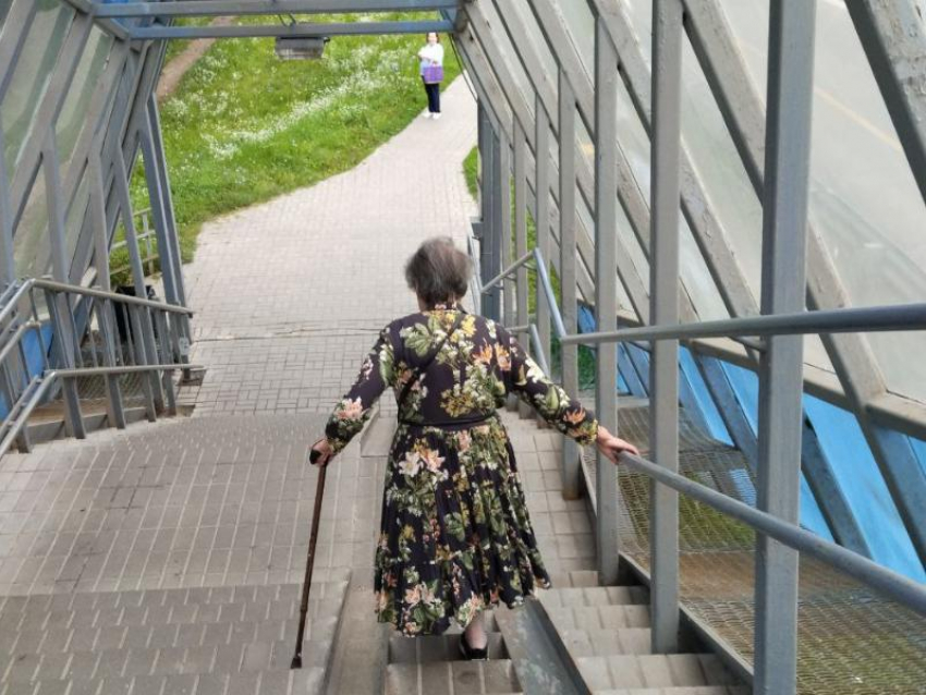 «Больно смотреть на старых людей»: путь к современной поликлинике превратился в квест для воронежцев 